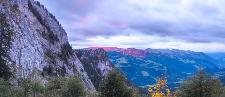 Read more about the article A Red-Sky Camp Above Thun & Interlaken: One Night at Walopsee